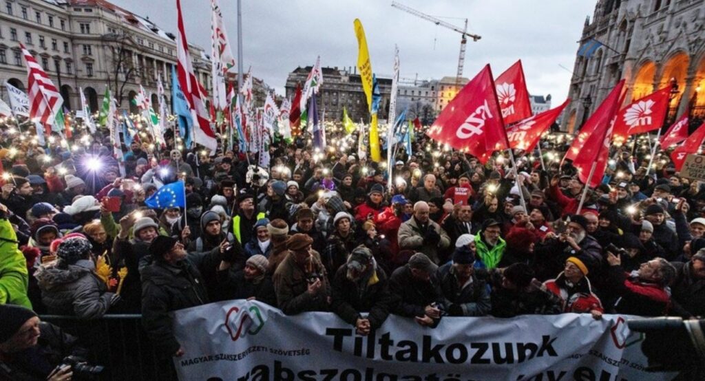 Ουγγαρία: Εκατοντάδες διαδηλωτές κατά του lockdown βγήκαν στους δρόμους παρά την απαγόρευση των συναθροίσεων - Media