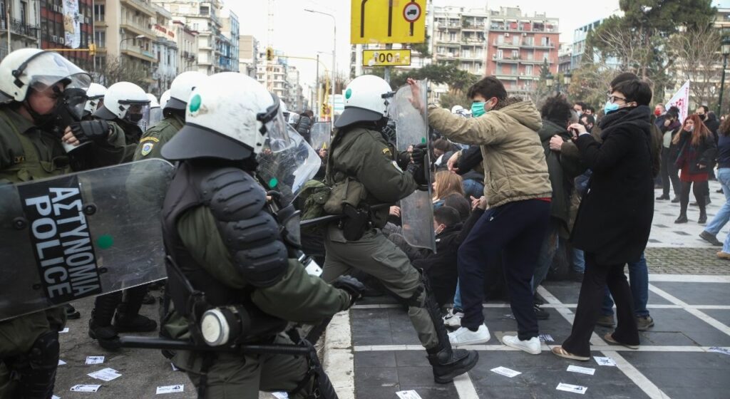 Πανεκπαιδευτικά συλλαλητήρια: Ένταση και προσαγωγές στην Θεσσαλονίκη - Μαζική πορεία στην Αθήνα (Video/Photos) - Media