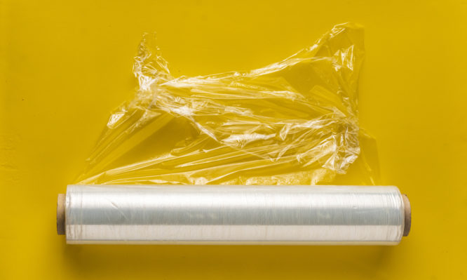 Πλαστική μεμβράνη: Το «κόλπο» για να μην κολλάει ποτέ καθώς την ανοίγετε! - Media