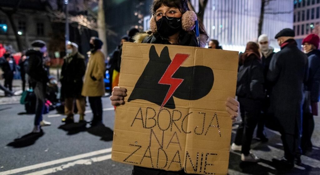 Πολωνία: Χιλιάδες διαδηλωτές κατά νόμου που απαγορεύει τις αμβλώσεις (pics/vid) - Media