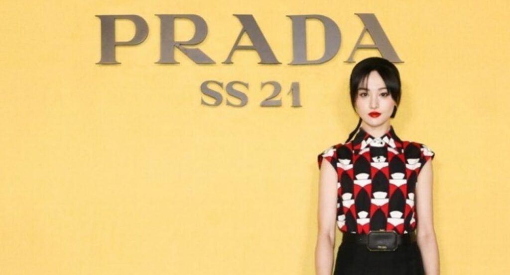 O Prada διέκοψε τη συνεργασία με Κινέζα ηθοποιό που φέρεται να εγκατέλειψε στις ΗΠΑ τα παιδιά της  - Media