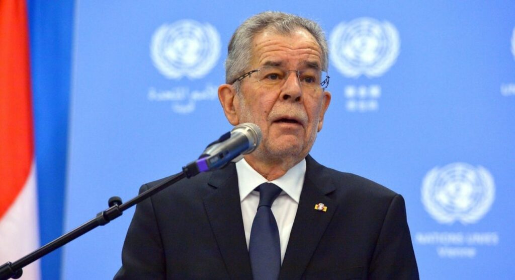 Αυστρία: Ο πρόεδρος καταδικάζει την απέλαση 3 κοριτσιών εν μέσω πανδημίας (Video) - Media