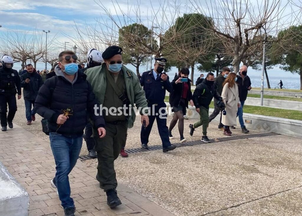 Θεοφάνεια: Ένταση στην Θεσσαλονίκη - Προσαγωγές ατόμων που έριξαν τον σταυρό στη θάλασσα (Video/Photos) - Media