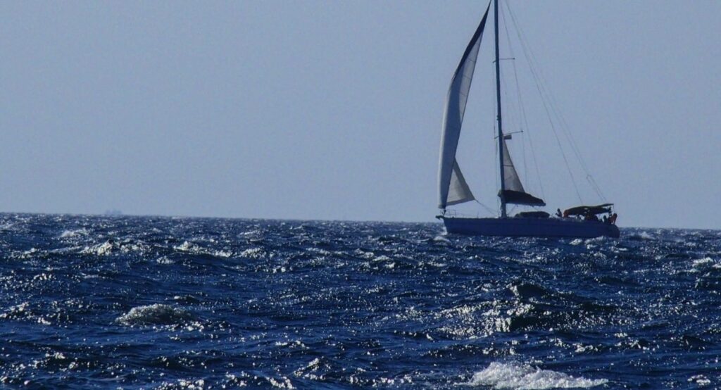 Συνελήφθη ο κυβερνήτης ιστιοφόρου που εισήλθε παράνομα στην Ελλάδα και προσάραξε στην Τήνο - Media