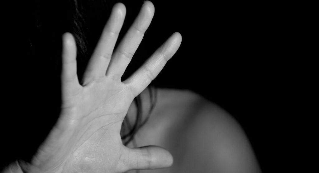 Σεξουαλική Παρενόχληση - Κακοποίηση: Γιατί τα θύματα δε μιλούν - Media