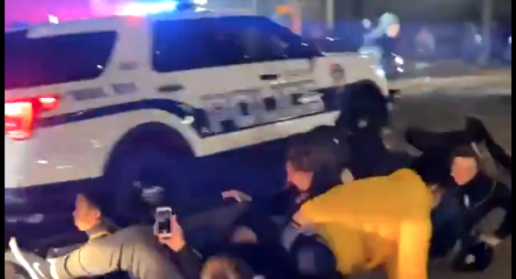 Βίντεο-σοκ από τις ΗΠΑ: Περιπολικό πέφτει πάνω σε διαδηλωτές, πατάει πολίτες (Σκληρές εικόνες) - Media