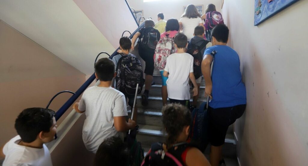 Αντιδράσεις για τα περί προστίμων σε μαθητές που δεν γυρίζουν αμέσως σπίτι μετά το σχολείο - Media