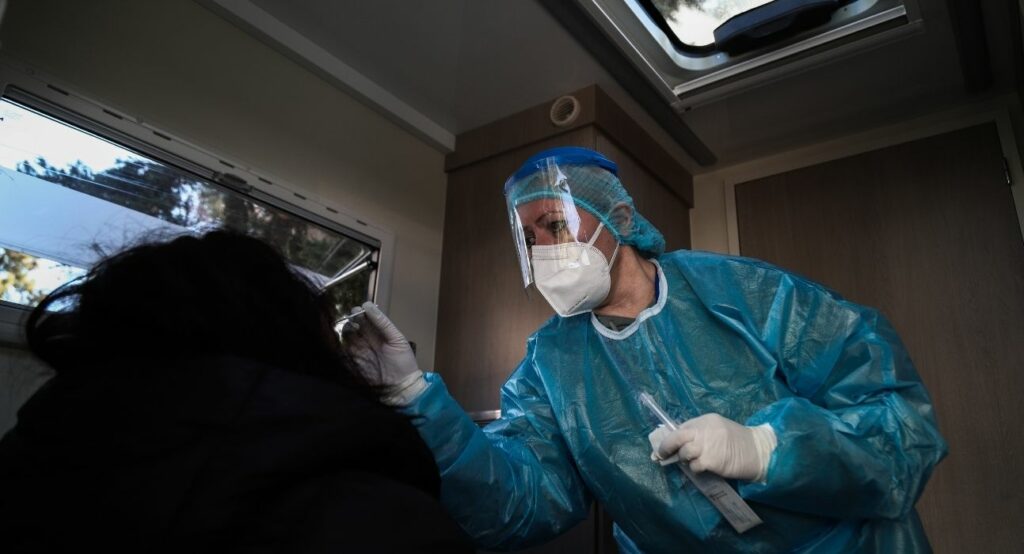 Κορωνοϊός: 17 θάνατοι, 484 νέα κρούσματα - Στους 255 οι διασωληνωμένοι - Media