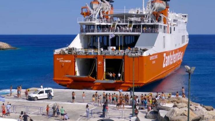 Σε λιμάνι της Ελλάδας ο αποχαιρετισμός των τουριστών γίνεται με βουτιές στη θάλασσα! (Video) - Media