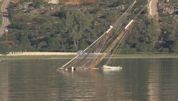 Τραγωδία στα Χανιά: Ένας νεκρός από βύθιση ιστιοφόρου στη Σούδα (Photo | Video) - Media