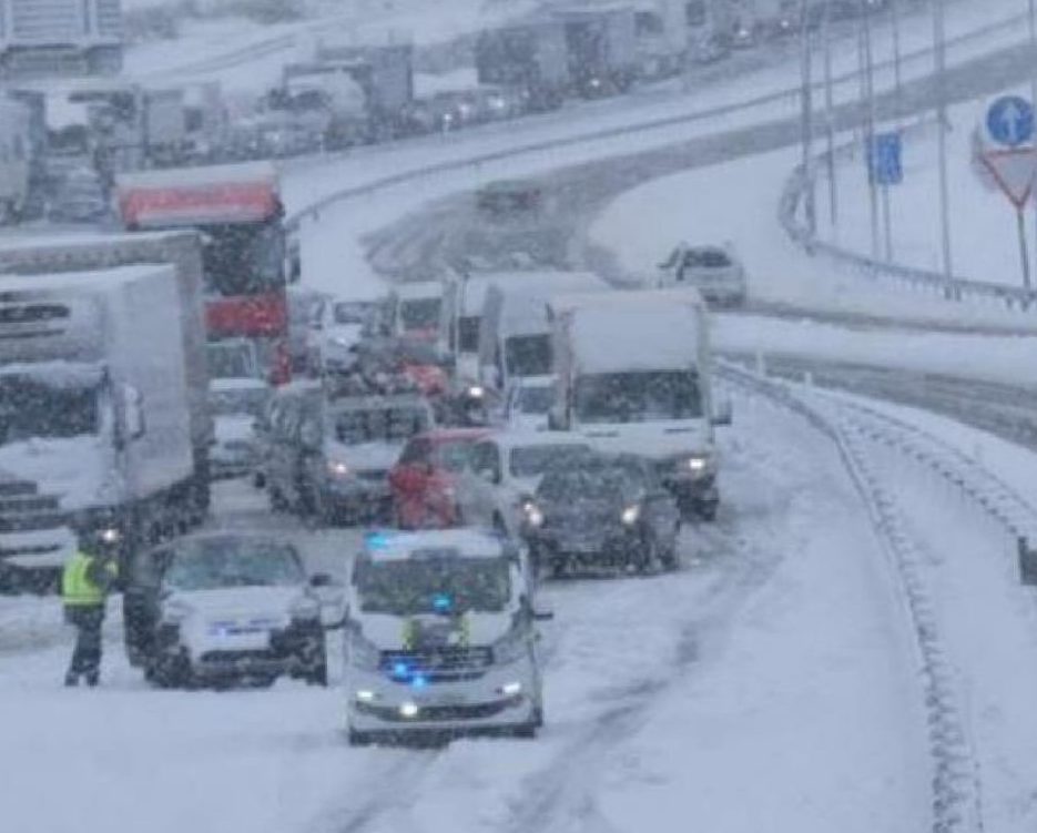 Στον πάγο η Ισπανία - Εγκλωβίστηκαν οδηγοί, έκλεισε το αεροδρόμιο από τη σφοδρή χιονοθύελλα (Video) - Media
