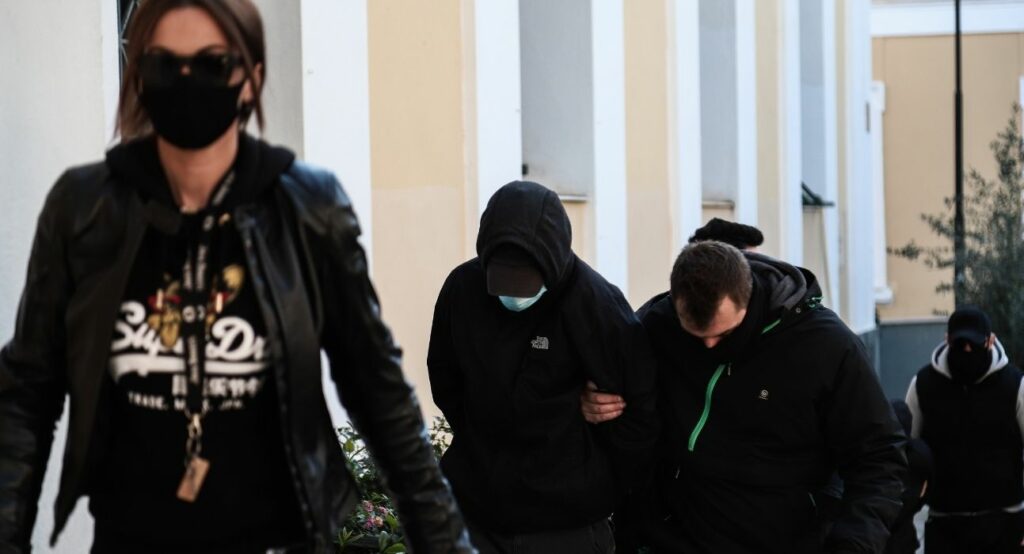Ξυλοδαρμός σταθμάρχη: «Από ένα σημείο και μετά δεν με αναγνωρίζω» - Τι υποστήριξαν οι δύο ανήλικοι - Media
