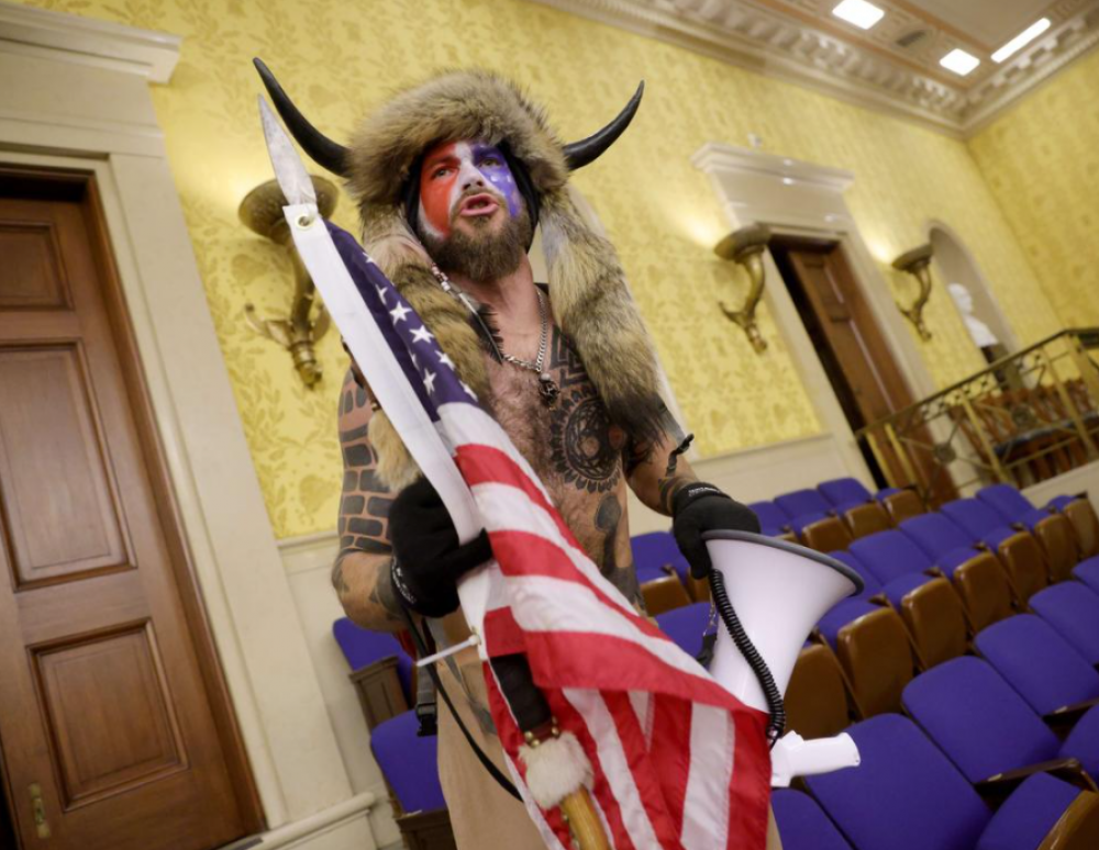 Ποιος είναι ο «Viking», υποστηρικτής του Τραμπ, που εισέβαλε στο Καπιτώλιο (photo) - Media