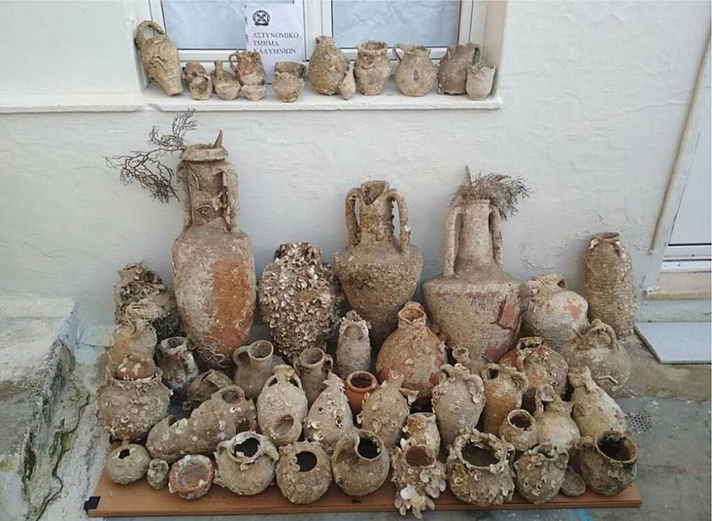 Κάλυμνος: Συνέλαβαν γυναίκα στην Κάλυμνο - Είχε «ψαρέψει» 56 αρχαία πήλινα αντικείμενα - Media