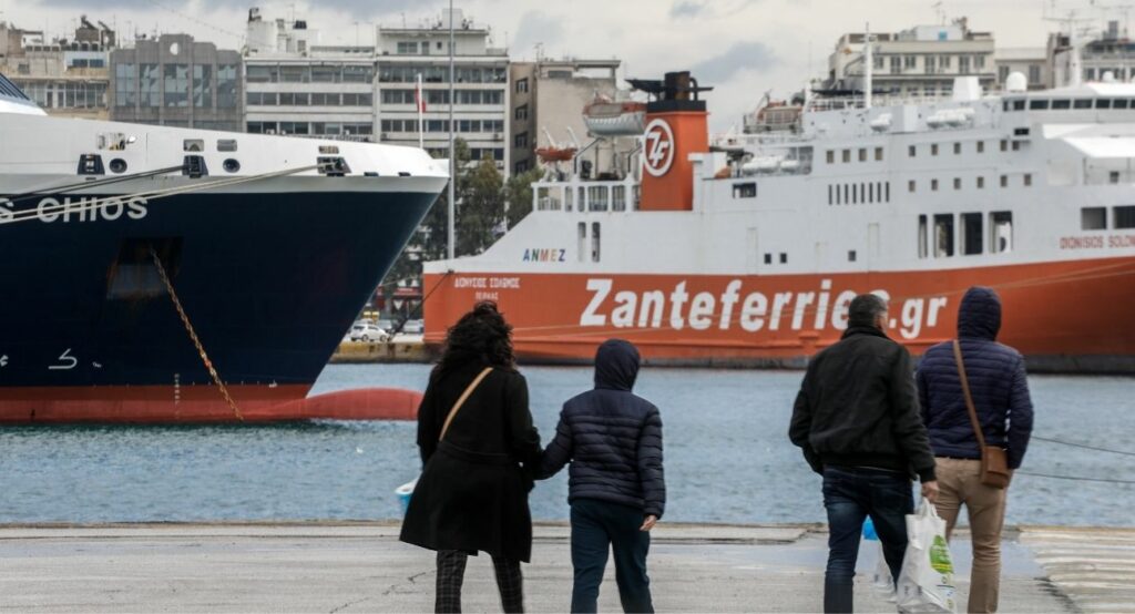 Δεμένα στο λιμάνι της Ζακύνθου τα πλοία λόγω των θυελλωδών ανέμων - Media