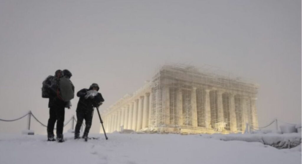Μήδεια: «Ένα φως που δεν σβήνει ποτέ» η χιονισμένη Ακρόπολη (Photo) - Media
