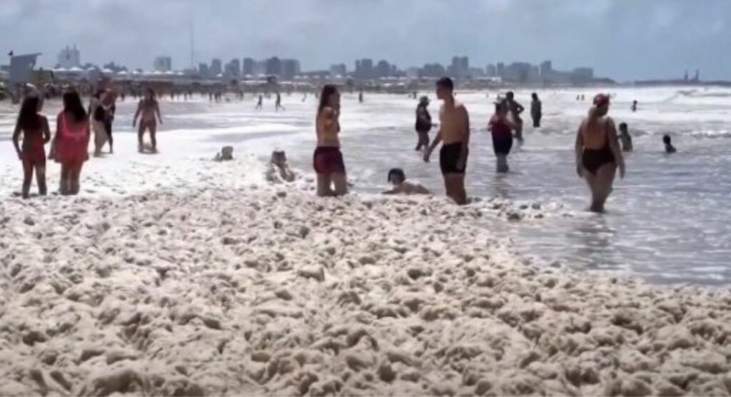 Αργεντινή: Η θάλασσα γέμισε αφρούς (Video) - Media