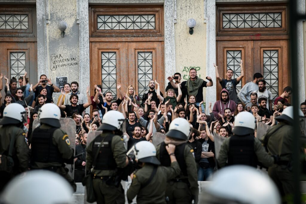 ΑΕΙ: Σε ΦΕΚ ο νόμος Κεραμέως - Αστυνομία, κάμερες και ποινές για τους φοιτητές - Media