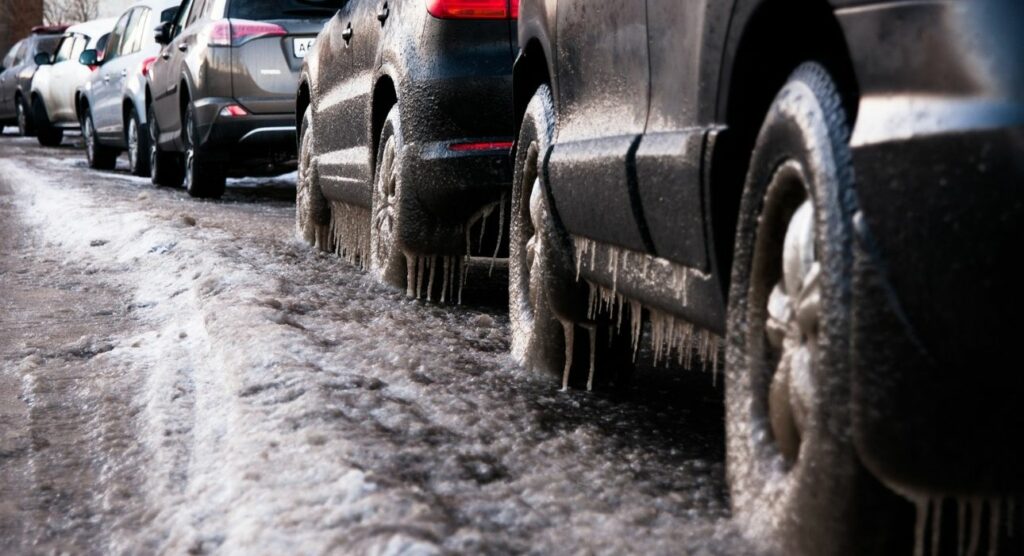 Αυτοκίνητο: Πώς φεύγει ο πάγος από το παρμπρίζ - Τι ΔΕΝ πρέπει να κάνεις! - Media