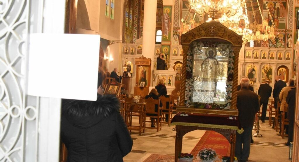 Πάτρα: Θετικός στον κορωνοϊό ιερέας αρνητής - Χλεύαζε πιστούς με μάσκα - Media