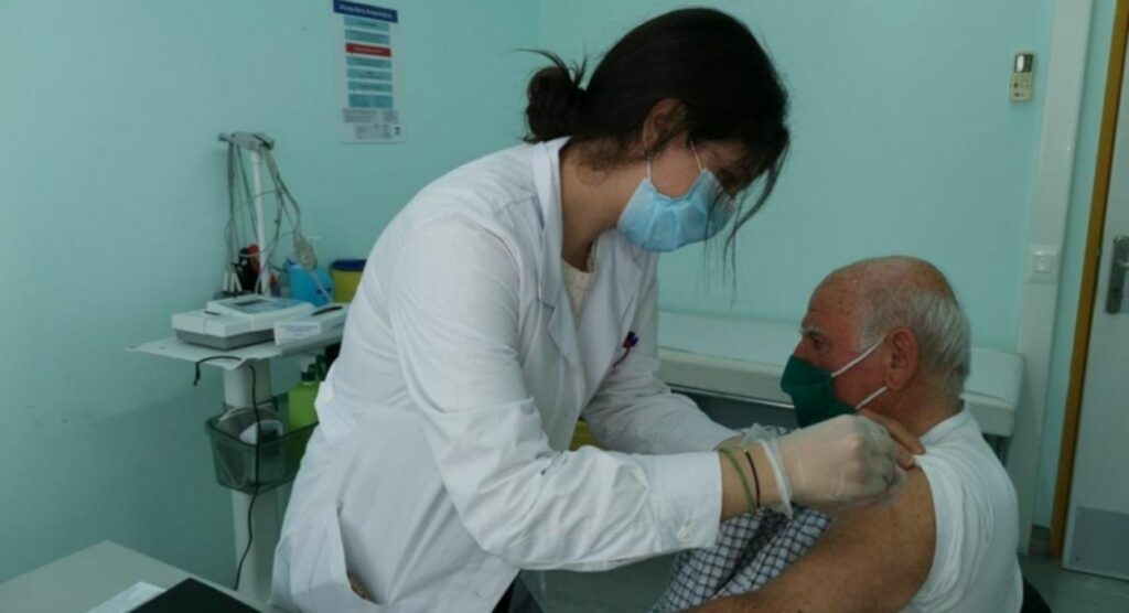 Κέρκυρα: Αντικαταστάθηκε ο υπεύθυνος εμβολιασμών - Έδωσε προτεραιότητα σε φιλοκυβερνητικό εκδότη (Photos) - Media