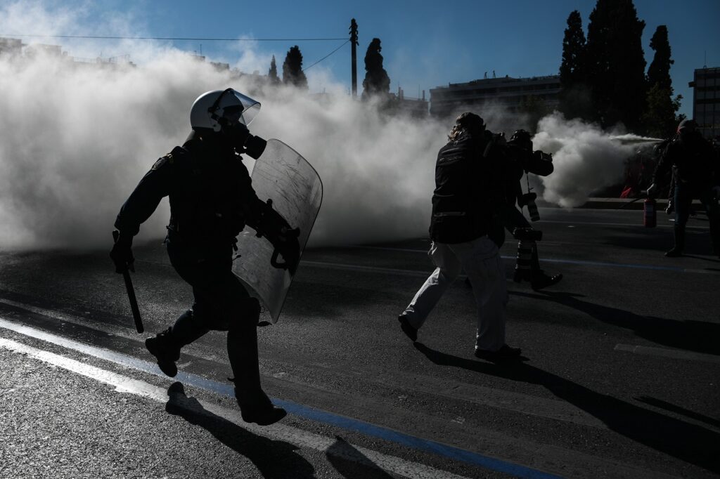 Ένταση στο πανεκπαιδευτικό συλλαλητήριο: Αστυνομικοί έριξαν χημικά (Photos | Video) - Media