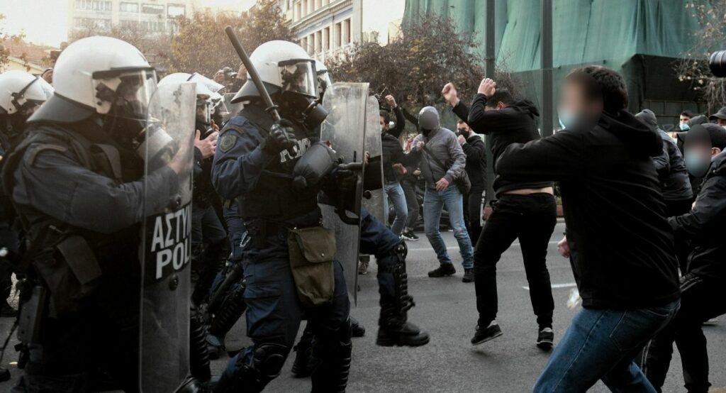 Επεισόδια στην πορεία για τον Δημήτρη Κουφοντίνα- Ρίψη χημικών και χρήση αύρας (photos) - Media