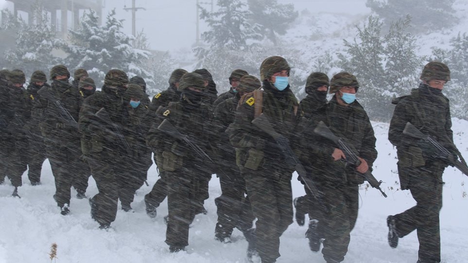 Ελληνικός στρατός: Eικόνες από άσκηση μέσα στα χιόνια των Ευέλπιδων (Photos/Video) - Media