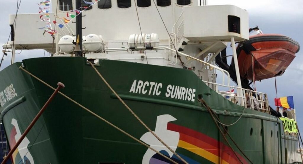 Κρήτη: Το εντυπωσιακό παγοθραυστικό της Greenpeace στο λιμάνι του Ηρακλείου (Photos/Video) - Media