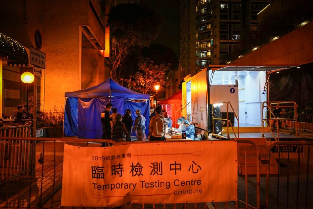 Χονγκ Κονγκ: Αστυνομικοί σε τακτική... ενέδρας, lockdown και τεστ «πόρτα-πόρτα» (Video) - Media