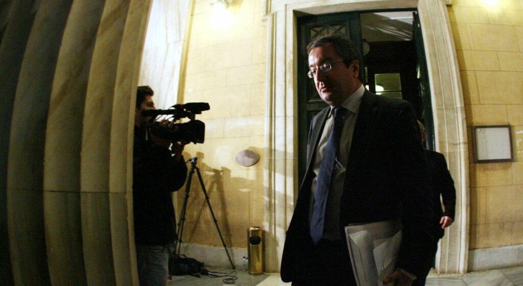 Μόσιαλος: Τα εμβόλια μειώνουν αλλά δεν εξαλείφουν τη διασπορά - Media