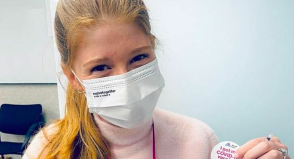 Η κόρη του Μπιλ Γκέιτς εμβολιάστηκε κατά του κορωνοϊού «χωρίς το τσιπάκι του πατέρα της» - Media