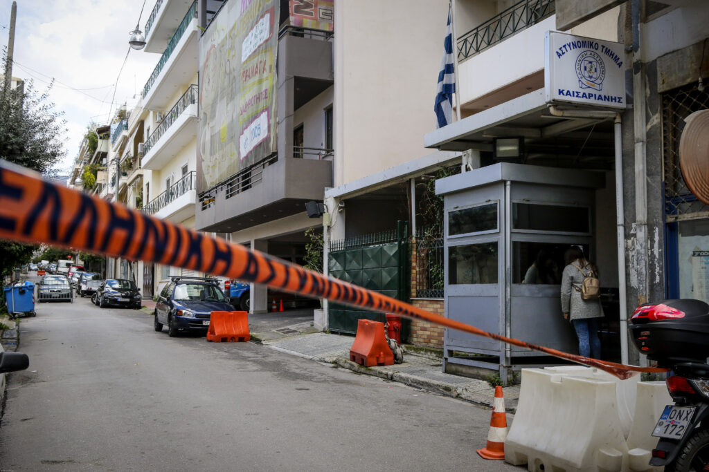 Καρέ - καρέ η επίθεση με μολότοφ στο Α.Τ. Καισαριανής (Video) - Media