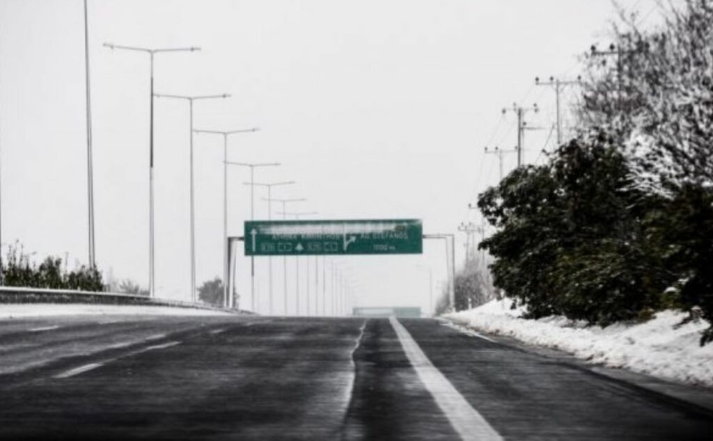 Νταλίκα ανετράπη στην Αθηνών-Λαμίας - Δυσχέρεια στην κυκλοφορία - Media