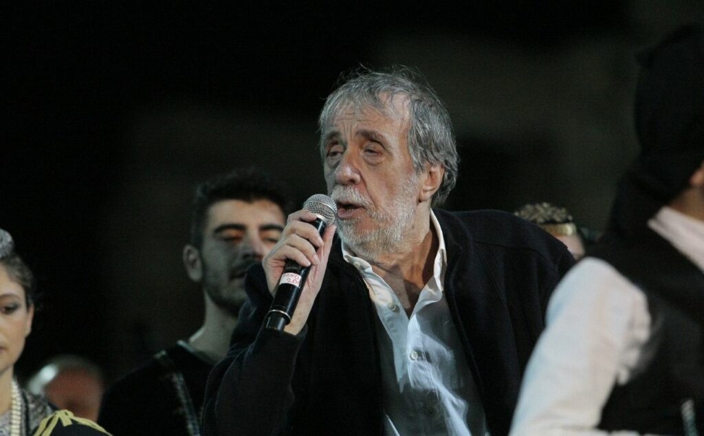 Πέθανε ο τραγουδιστής Αντώνης Καλογιάννης - Media