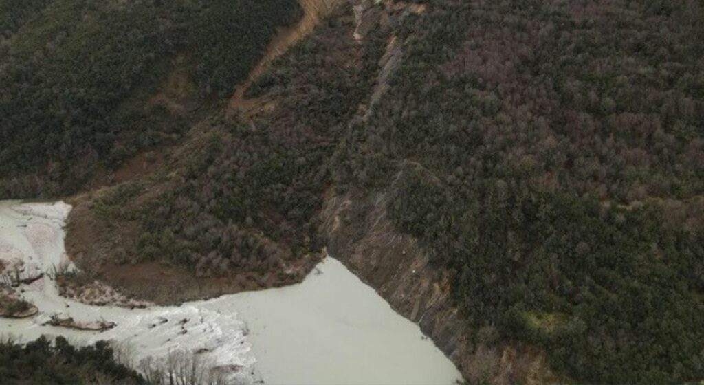 Αρτα: Μεγάλη κατολίσθηση σε εξέλιξη, ολόκληρη πλαγιά «κατέβηκε» στον Άραχθο (Video) - Media
