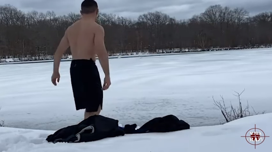 Βούτηξε με το κεφάλι σε παγωμένη λίμνη – Έσπασε τον πάγο, έσπασε και το κεφάλι του (Video) - Media