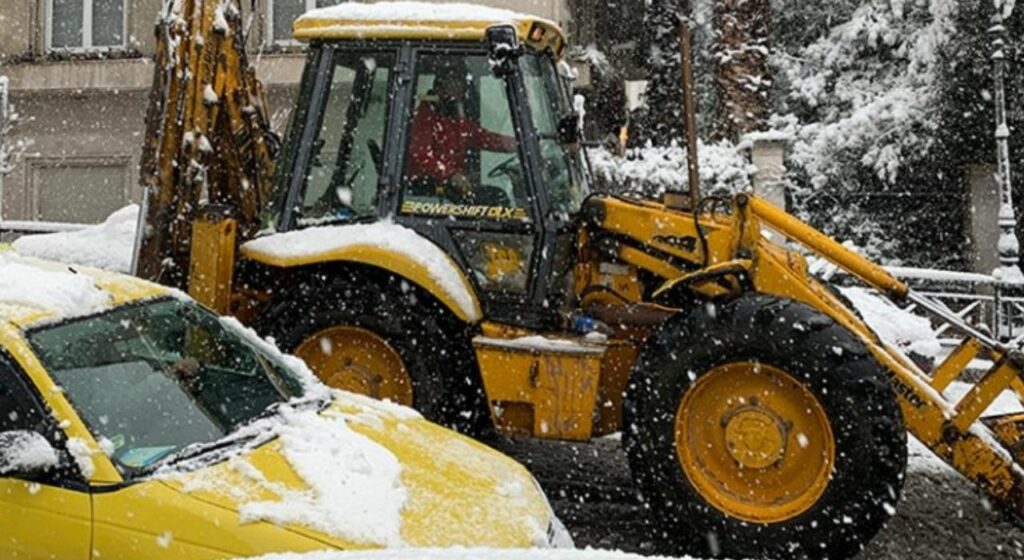 Οργή και... γλέντι στο twitter με το «εκχιονιστικό» χωματουργικό στο Κολωνάκι  - Media