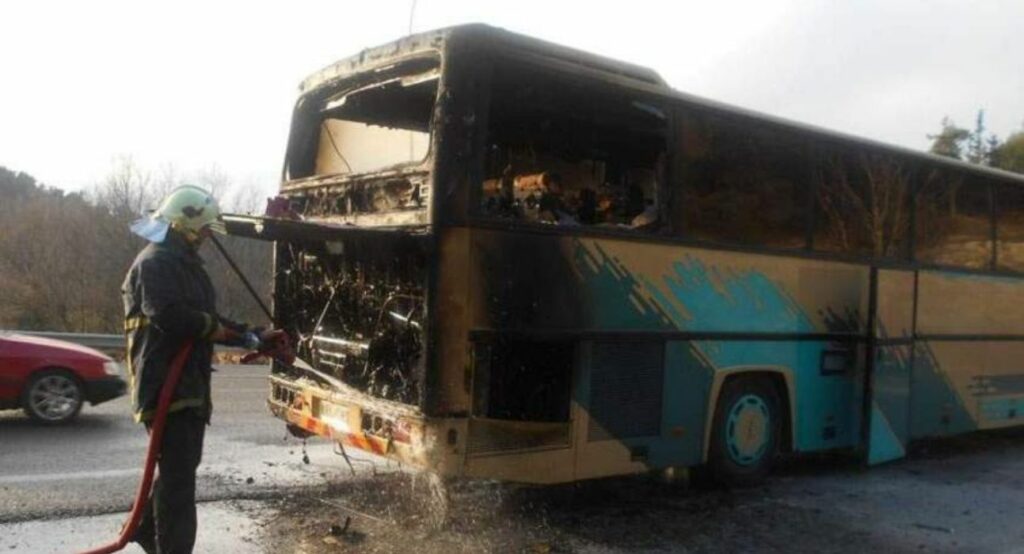 Καταστράφηκε ολοσχερώς το λεωφορείο στην εθνική οδό Αθηνών-Λαμίας - Σώοι οι 48 επιβαίνοντες (Video) - Media