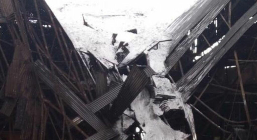 ΛΑΡΚΟ: Κατέρρευσε τμήμα της οροφής λόγω του χιονιού  - Media