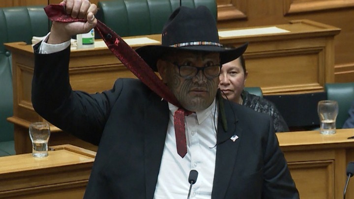 Μαορί βουλευτής αρνείται να φορέσει γραβάτα στο κοινοβούλιο - Media