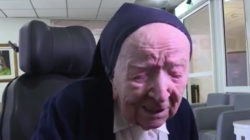 Μοναχή 117 ετών κόλλησε κορωνοϊό και θεραπεύτηκε (Video) - Media