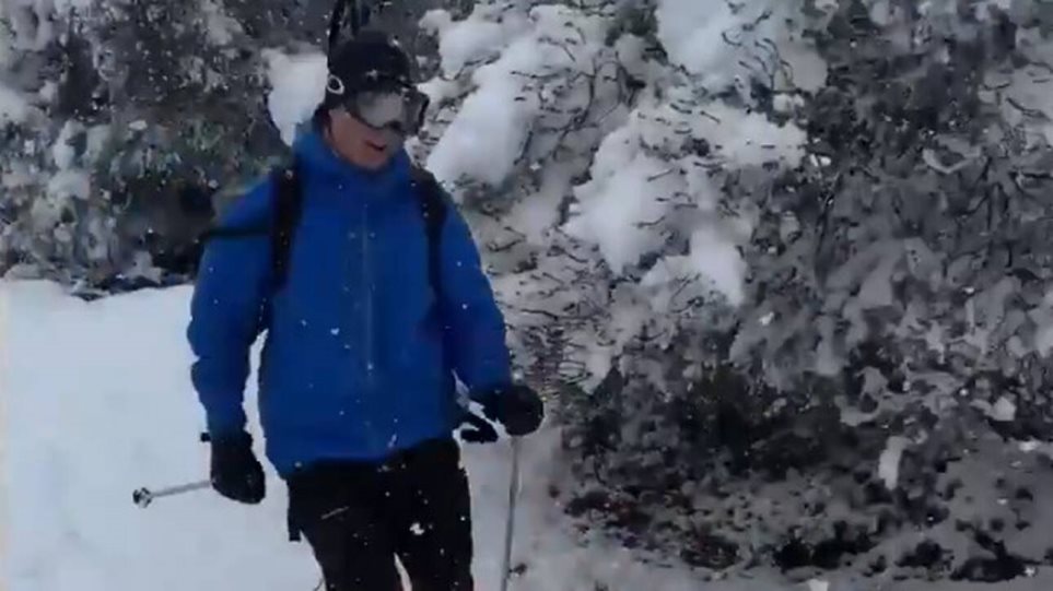 Χιονισμένη Αθήνα: Η χαρά του Νορβηγού πρέσβη που έκανε σκι στους δρόμους (Video) - Media