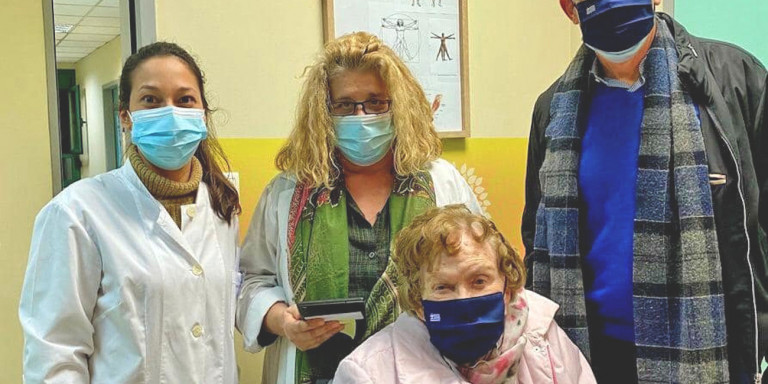Εμβολιάστηκε κατά του κορωνοϊού η Μαργαρίτα Παπανδρέου (Photos) - Media