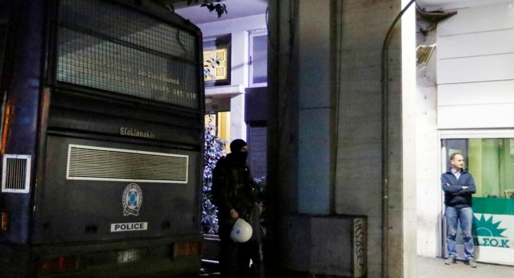 Αστυνομικός αυτοπυροβολήθηκε έξω από τα γραφεία του ΠΑΣΟΚ - Media