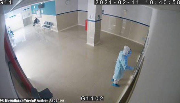 Αστυνομικός μεταμφιέστηκε σε γιατρό για να δει τον άρρωστο από Covid-19 πατέρα του στο νοσοκομείο (Video) - Media