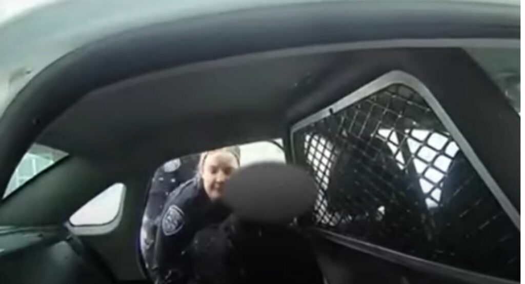 ΗΠΑ: Οργή για αστυνομικούς που πέρασαν χειροπέδες και «ψέκασαν» με σπρέι πιπεριού 9χρονο κορίτσι (Video) - Media