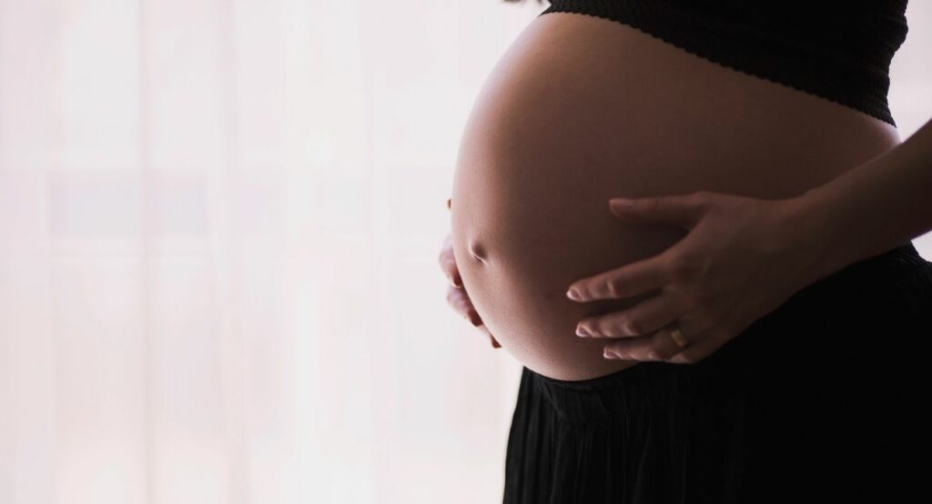 Σοκ στη Γαλλία: Μαιευτής καταδικάστηκε για βιασμούς 11 γυναικών σε εγκυμοσύνη και λοχεία  - Media