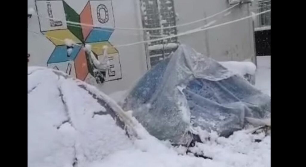 Πρόσφυγες σε Ελαιώνα-Σχιστό: Καταπλακώθηκαν οι σκηνές από τα χιόνια (pic/vids) - Media