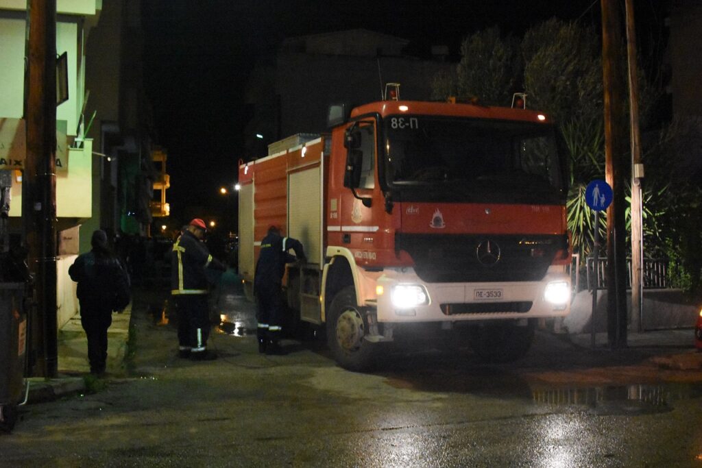 Μεγάλη φωτιά σε φανοποιείο στο Περιστέρι - Καίγονται αυτοκίνητα - Media